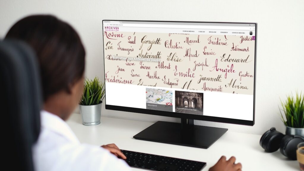Personne qui consulte le portail des AD du Doubs sur son PC