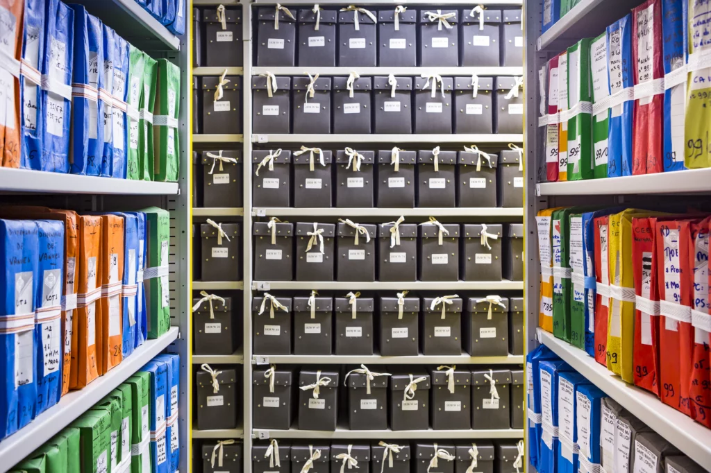 Rayonnage d'un magasin d'archives