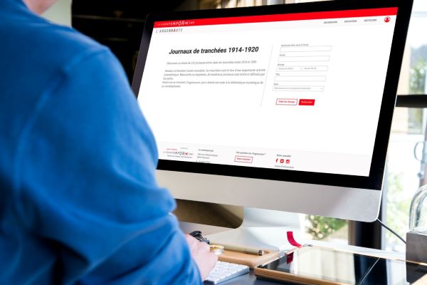 Personne de dos face à un ordinateur dont le navigateur montre la page de recherche du Journal des Tranchées du site l'Argonnaute de la contemporaine