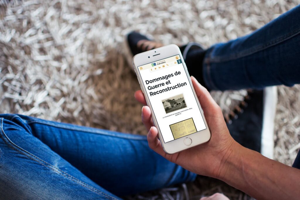 homme qui consulte le portail des AD du Calvados sur son téléphone