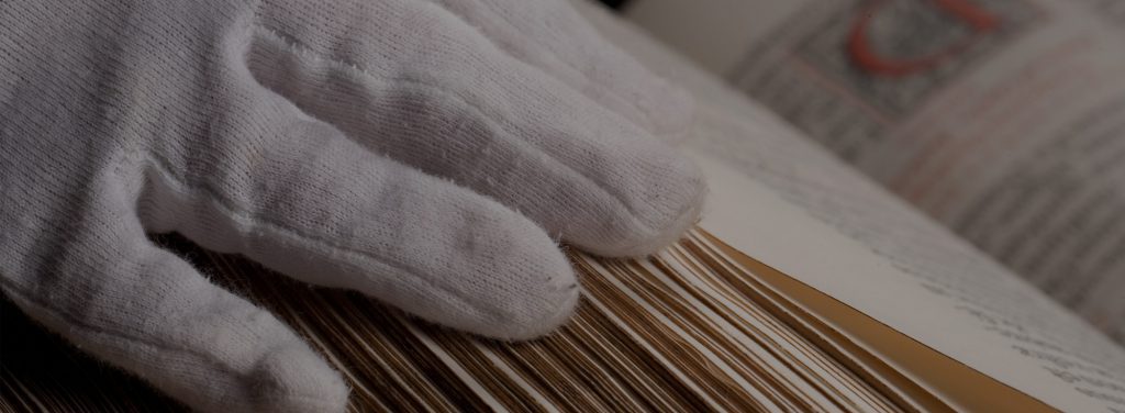 image de couverture. Main gantée sur des documents