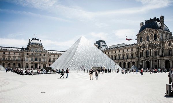 Photo de la pyramide du Louvre