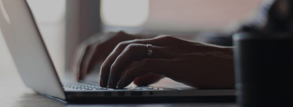 image de fond : mains qui tapent sur un clavier