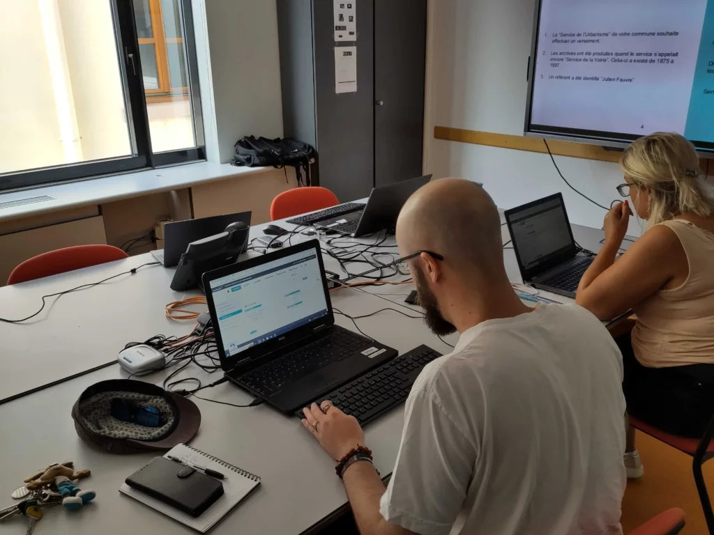 Photo des archivistes de Sarreguemines en formation sur le logiciel Mnesys Archives