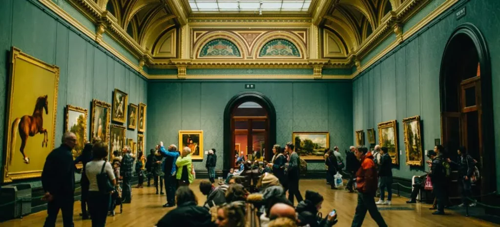 Photo d'une salle de musée pleine de visiteurs