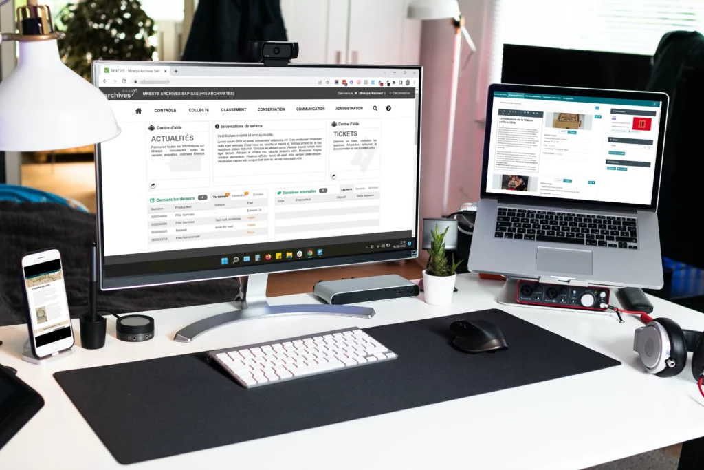 Bureau composé de 3 écrans montrant les logiciels Mnesys