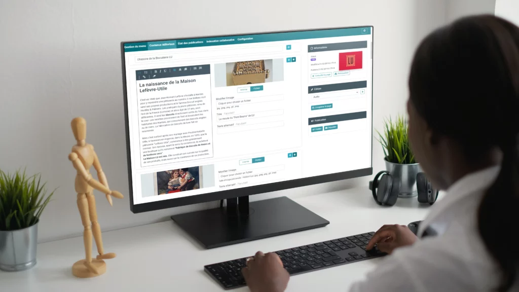 Personne qui travaille sur le back office de Mnesys Expo page éditoriale