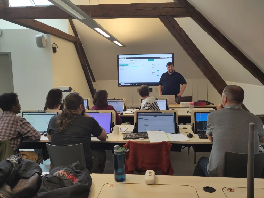 Photo des archivistes de Namur en formation sur le logiciel Mnesys Archives