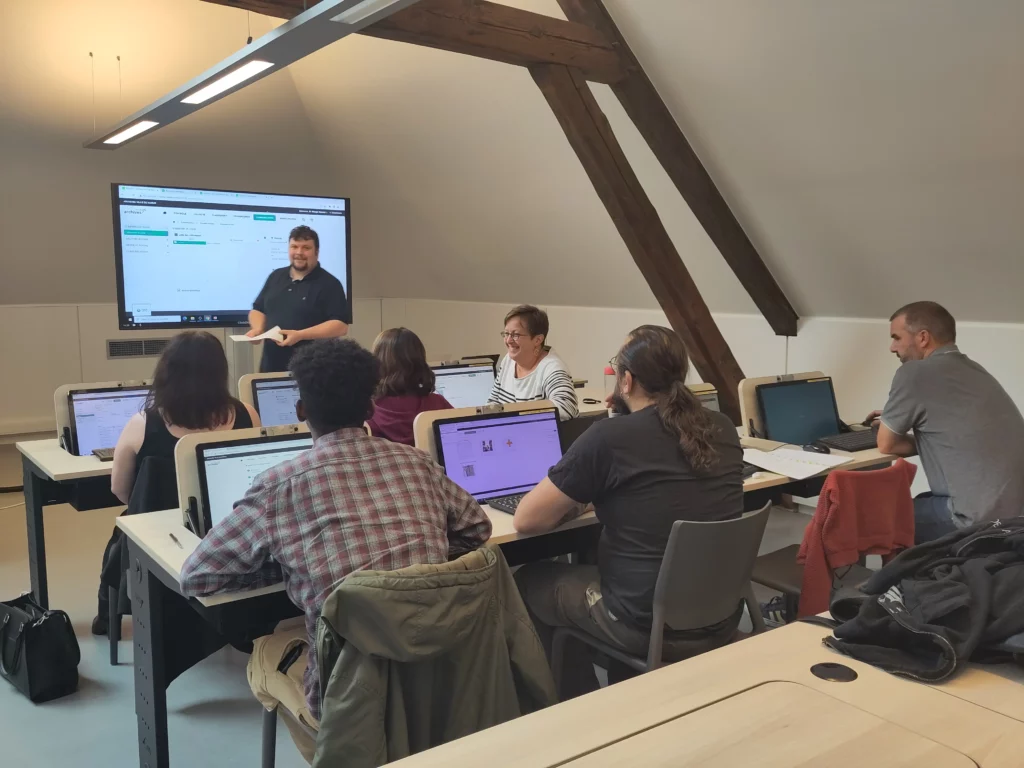 Photo des archivistes de Namur en formation sur le logiciel Mnesys Archives
