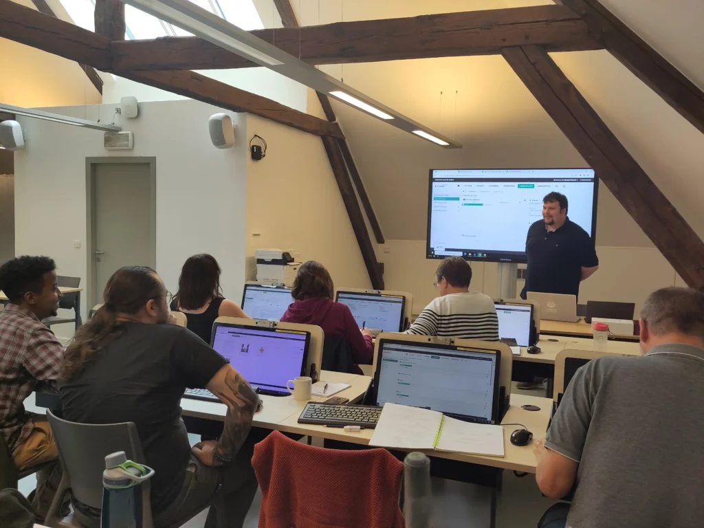 Photo des archivistes de Namur en formation sur le logiciel Mnesys Archives