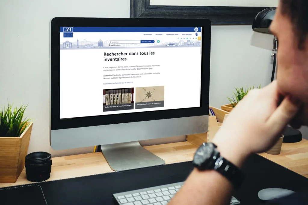 Utilisateur devant son PC sur la page de recherche des AM de Lille