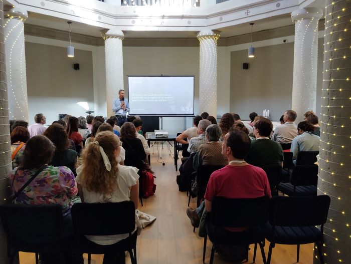 Utilisateurs Mnesys en train d'écouter la conférence donnée par Alexis Moisdon