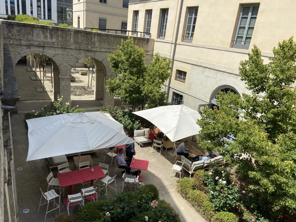 Photo de la terrasse du bâtiment des anciennes prisons