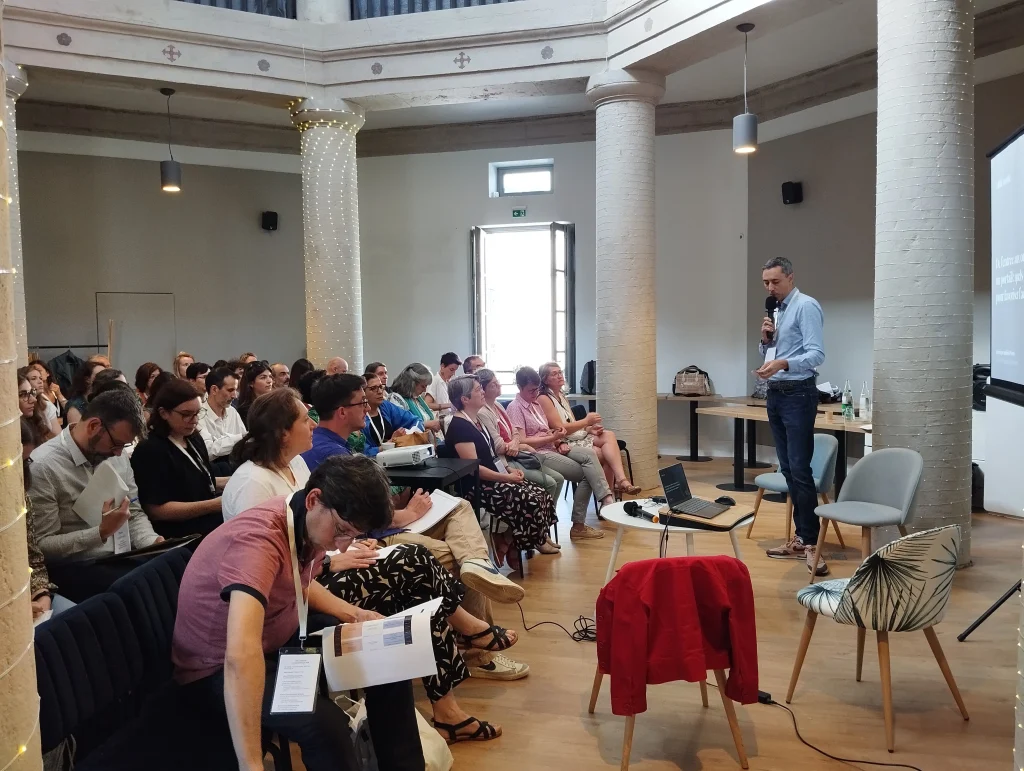 Utilisateurs Mnesys en train d'écouter la conférence donnée par Alexis Moisdon