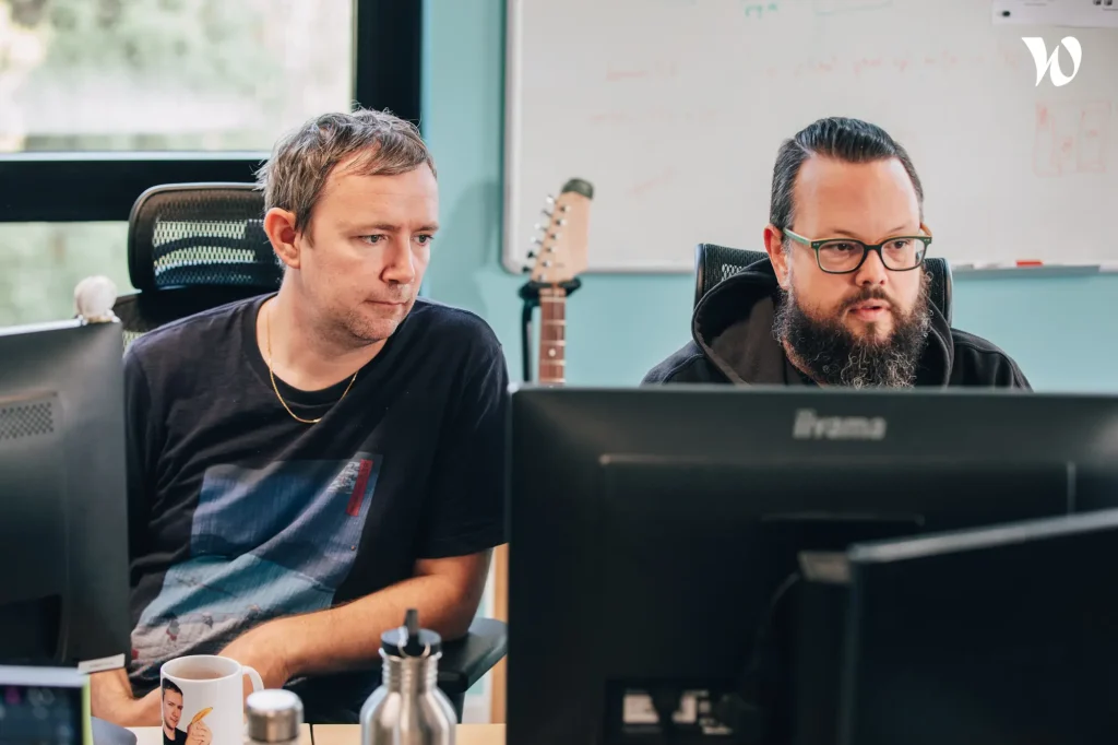 Thomas et Claude en train de travailler en binôme devant leur PC