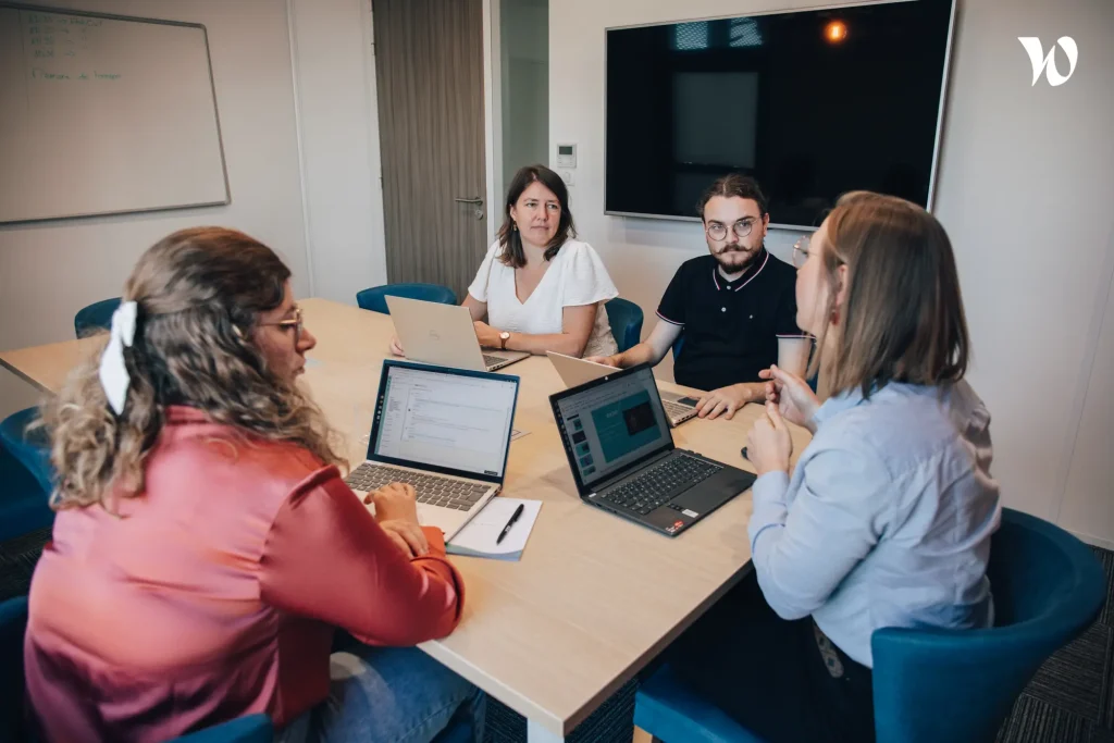 Les consultants métier du pôle Services en réunion de projet