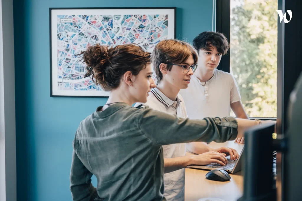 3 collaborateurs qui travaillent sur une reprise de données