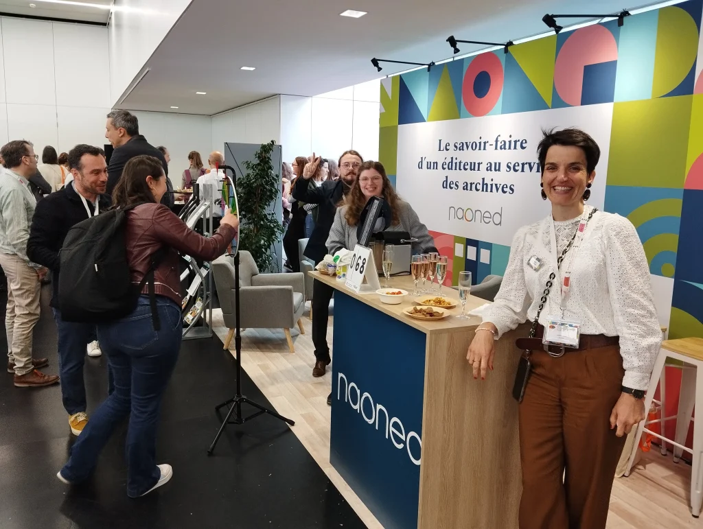 Visiteurs sur le stand de Naoned au forum des archivistes 2025