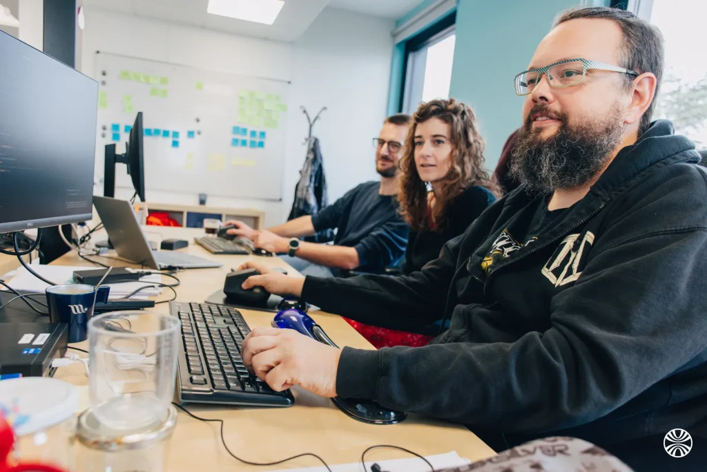 Clément, Hélène et Claude en train de travailler devant leur PC