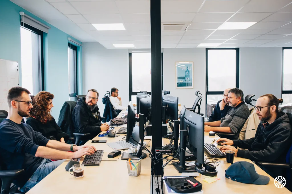 Pôle R&D en train de travailler devant les PC
